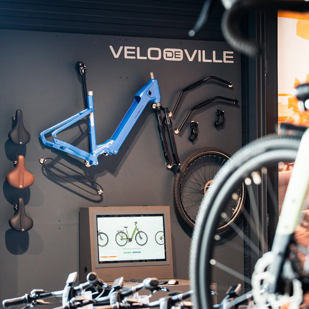 VELO-DE-VILLE-Markenwand mit Rahmen und Konfigurator-Bildschirm